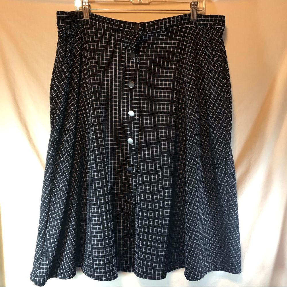 New directions woman’s Black/white pattern skirt 1X